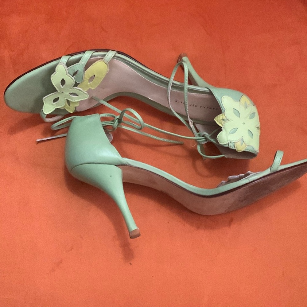 🎉HOST PICK🎉 Banana Republic Cut Out Floral Detail Sandals - Picture 4 of 6